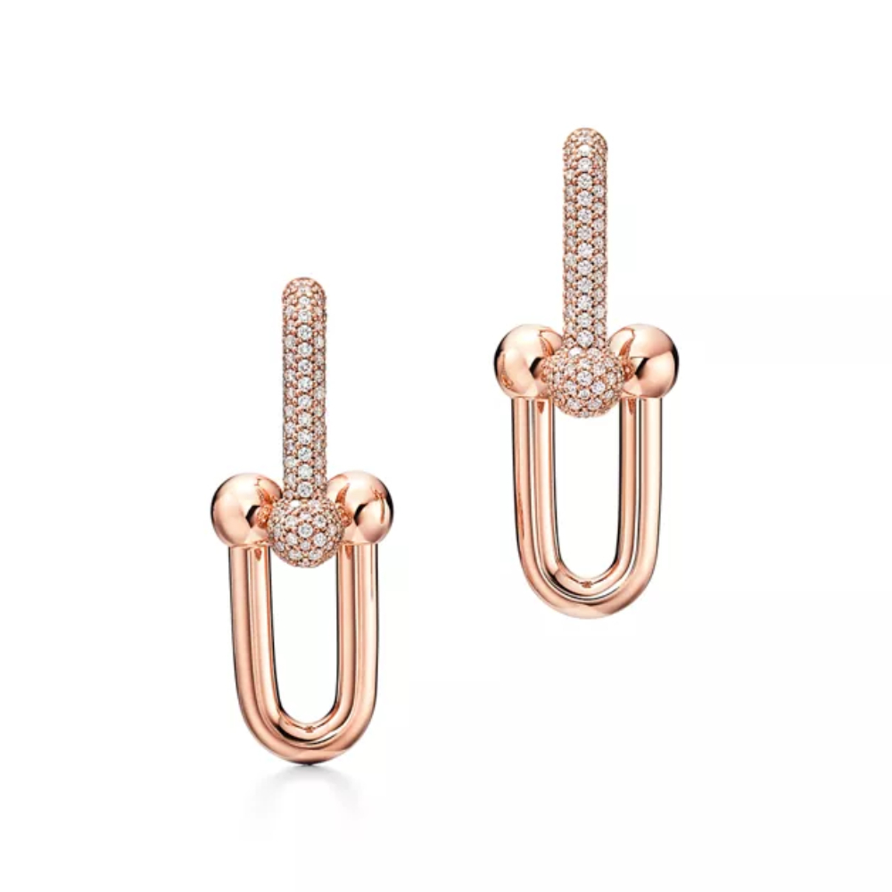 Cô phối cùng đôi hoa tai Tiffany HardWear Large Link Earrings in Rose Gold with Pavé Diamonds, được chế tác từ vàng hồng 18K đính kim cương pavé, thu hút sự chú ý trên gương mặt. Trang sức có giá khoảng 560 triệu đồng theo công bố của nhà mốt.