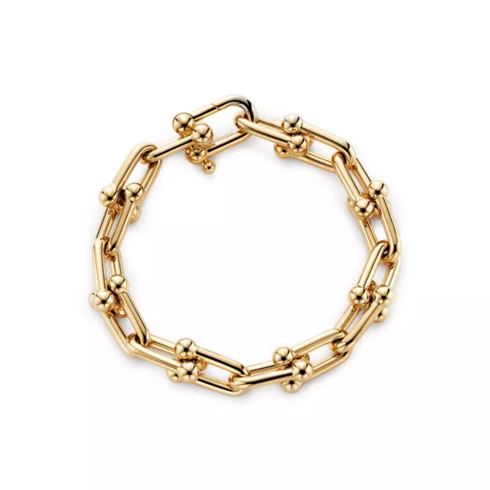 ... và mẫu Tiffany HardWear Large Link Bracelet in Yellow Gold bằng vàng 18K, trị giá khoảng 420 triệu đồng. Các thiết kế sử dụng kỹ thuật mắt xích bản lớn, tạo điểm nhấn cá tính cho tổng thể.