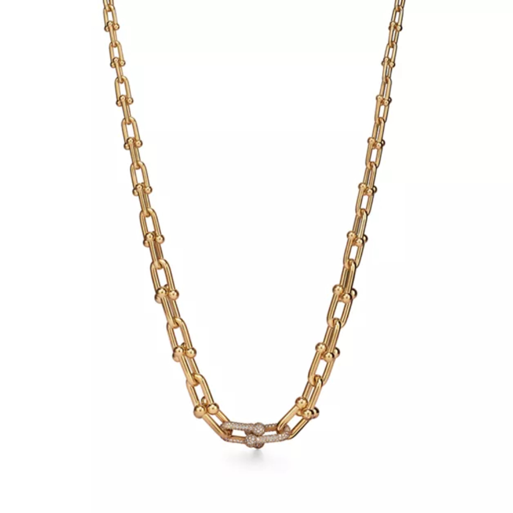 Bà xã doanh nhân Cường Đôla đeo dây chuyền Tiffany HardWear Graduated Link Necklace in Yellow Gold with Diamonds bằng vàng 18K đính kim cương, trị giá khoảng 1,6 tỷ đồng. Thiết kế nổi bật với các mắt xích phóng đại - chi tiết đặc trưng của dòng HardWear.