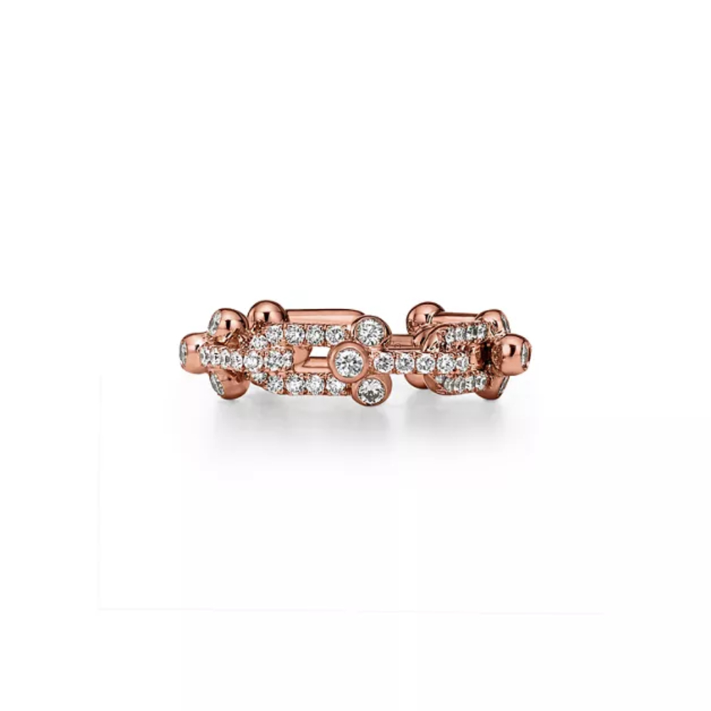 Ngoài ra, Đàm Thu Trang còn đeo hai nhẫn Tiffany HardWear Small Link Ring in Rose Gold with Pavé Diamonds bằng vàng hồng 18K đính kim cương pavé, giá khoảng 420 triệu đồng mỗi chiếc.