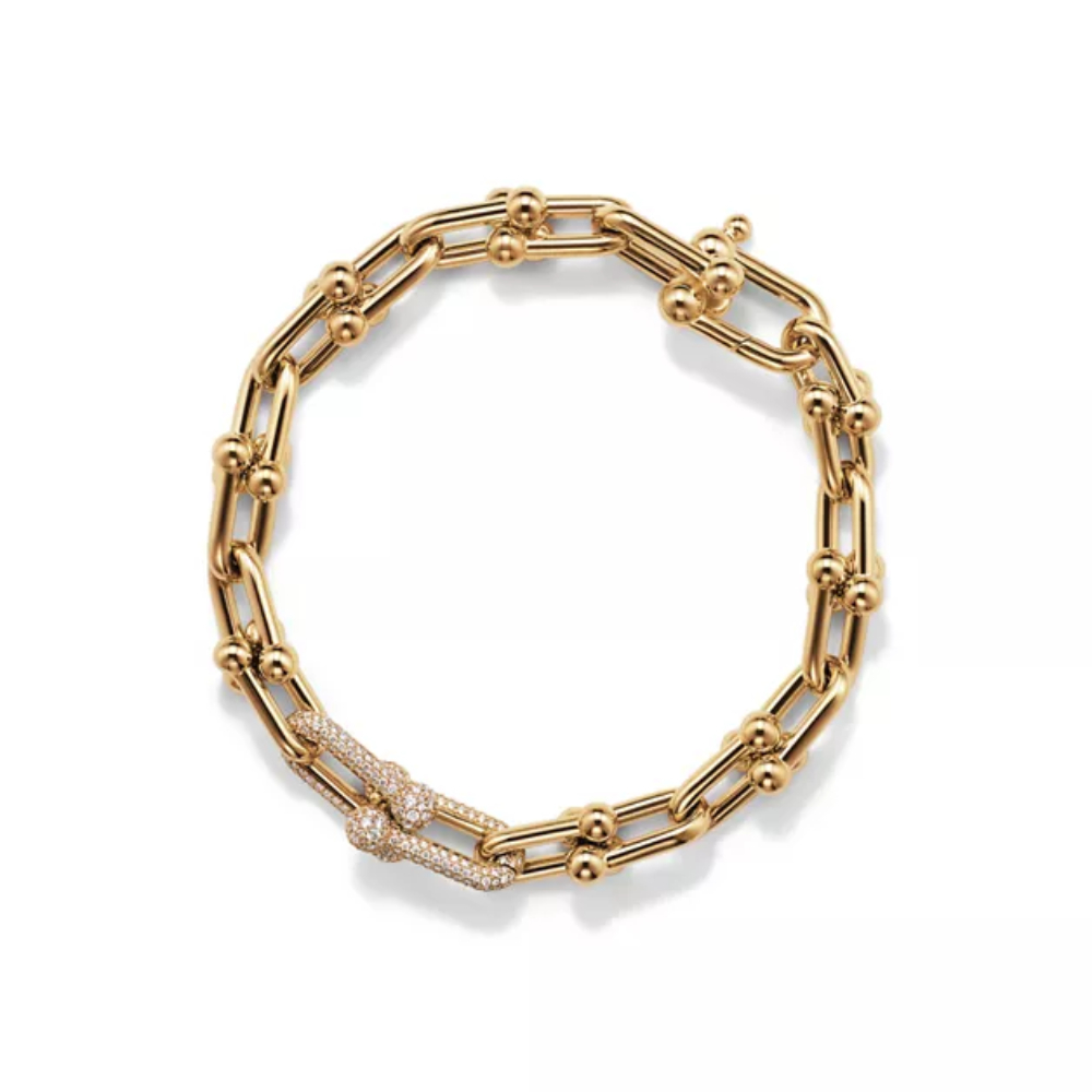 Người đẹp hoàn thiện phong cách sang trọng với hai vòng tay gồm Tiffany HardWear Medium Link Bracelet in Yellow Gold with Diamonds, giá khoảng 730 triệu đồng...