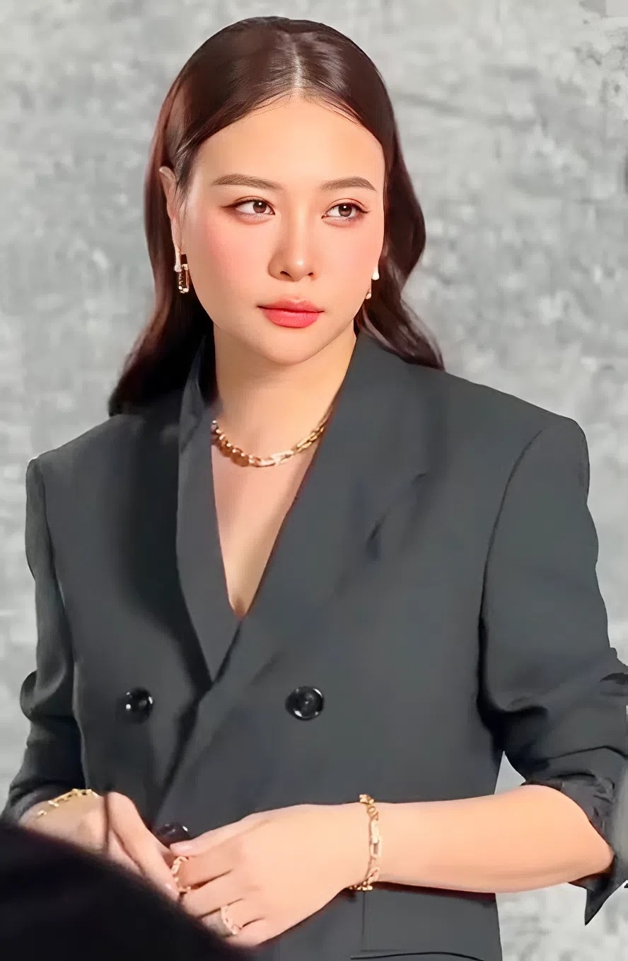 Đàm Thu Trang xuất hiện với vẻ ngoài thanh lịch, trang điểm nhẹ nhàng. Cô diện vest đen phối chân váy tối giản, tạo điểm nhấn bằng loạt trang sức cao cấp.