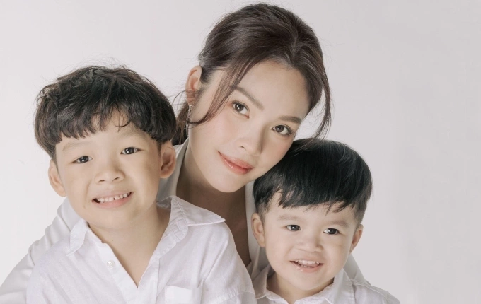 Dương Cẩm Lynh bên hai con.