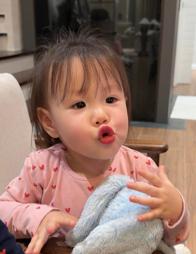 Vẻ ngoài đáng yêu, ngộ nghĩnh của con gái Phương Oanh.