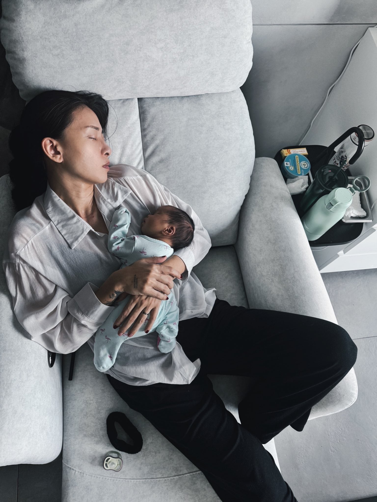 Ngô Thanh Vân gặp nhiều bỡ ngỡ  khi làm mẹ ở tuổi 46. Ảnh: FBNV