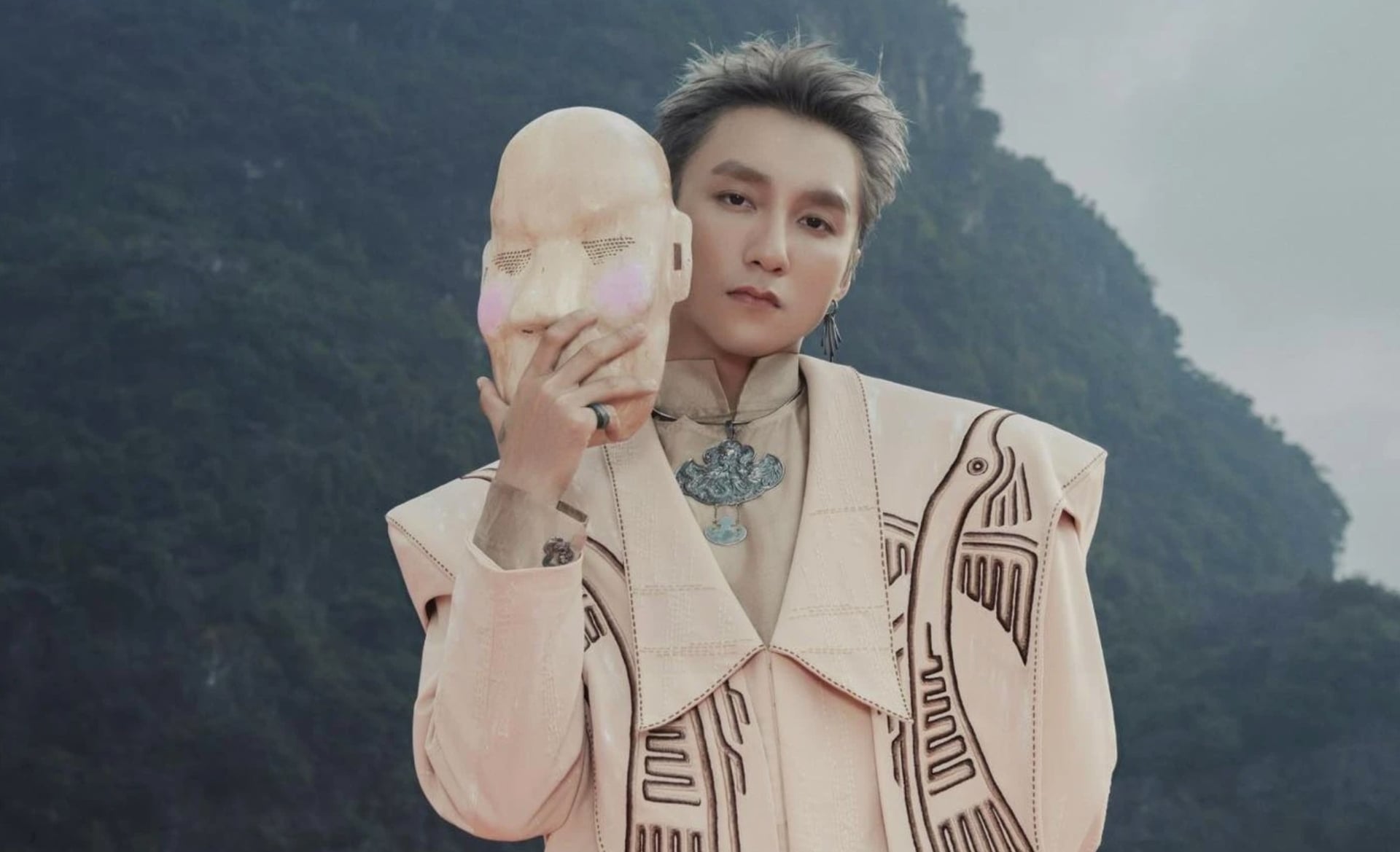 Sơn Tùng M-TP trong MV Come My Way. (Ảnh: NSX)
