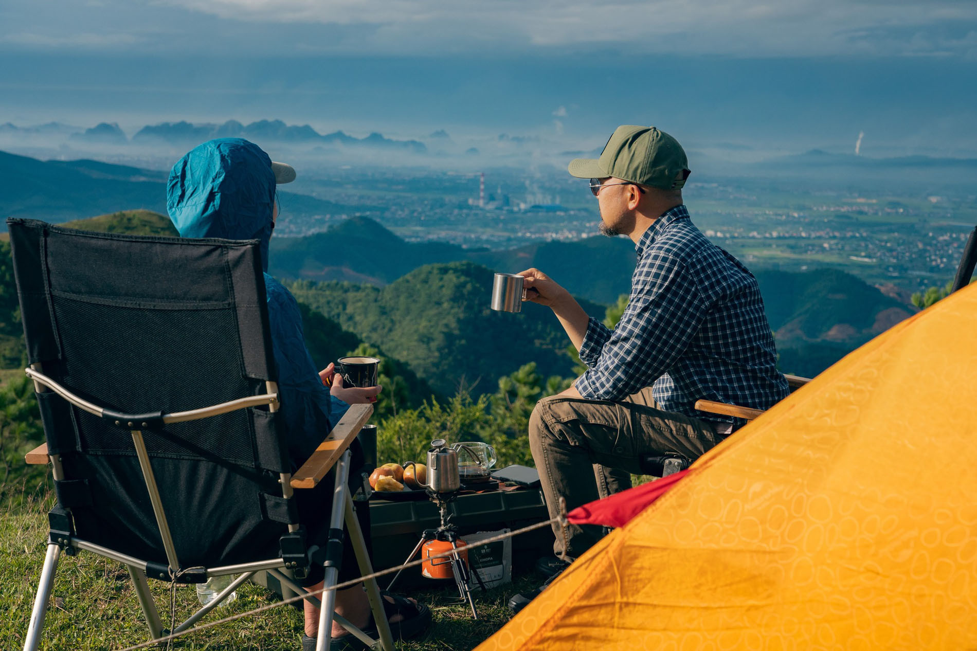Vào những ngày trời quang mây, từ đỉnh núi Ngọa Vân, du khách còn có cơ hội chiêm ngưỡng khung cảnh thành phố, hồ Bến Châu, núi đồi trùng điệp phía xa