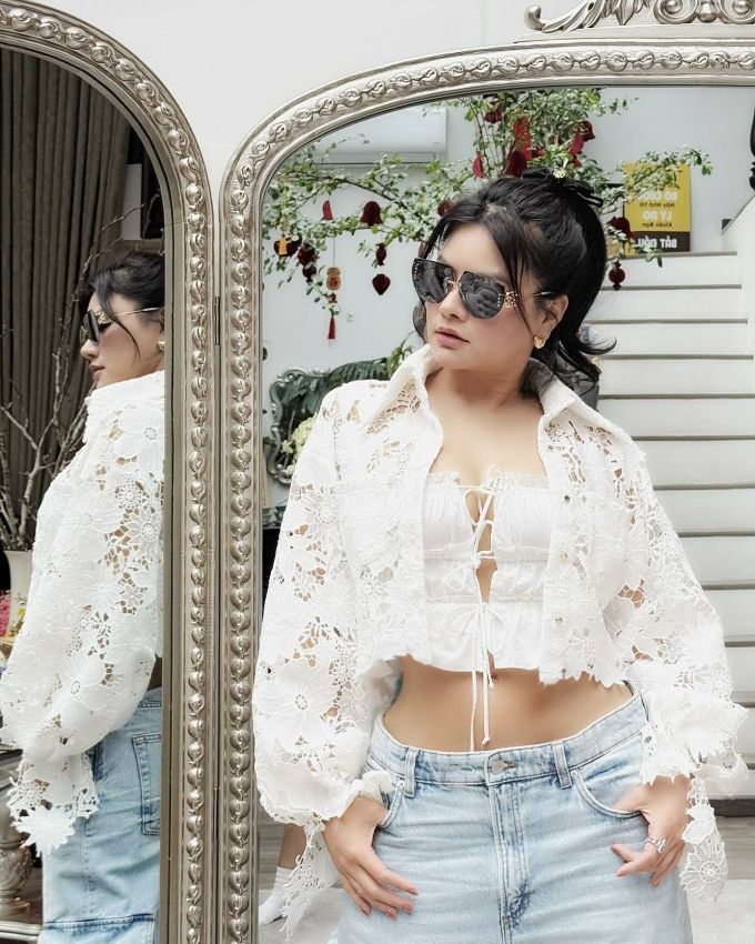 Vũ Thu Phương phối quần jeans, crop top tôn eo. Ảnh: Nhân vật cung cấp