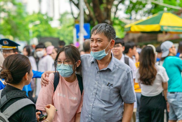 Kỳ thi vào lớp 10 ở Hà Nội diễn ra trong thời tiết oi nóng.