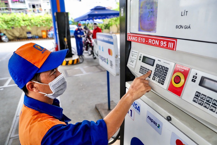 Từ ngày 1-6, tất cả trạm xăng phải bán xăng E10 - Ảnh: HOÀNG TRIỀU