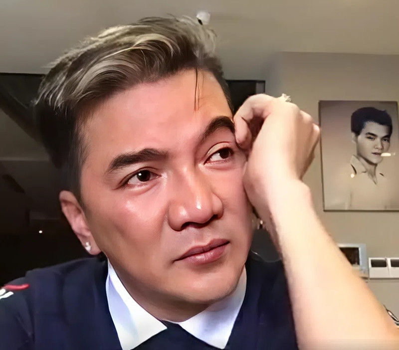 Đàm Vĩnh Hưng khóc khi livestream nói về sự việc của mẹ.