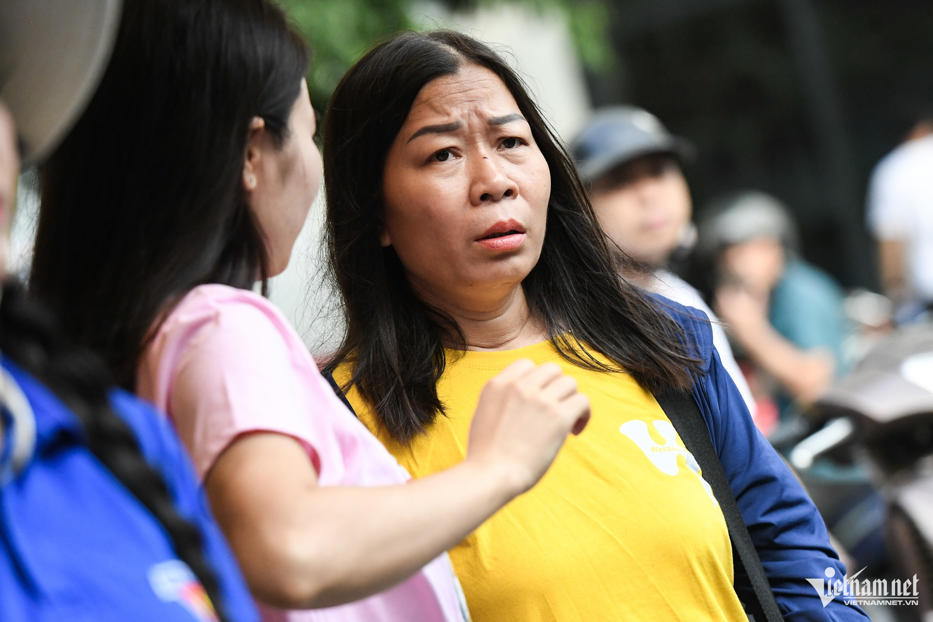 Con học thêm 2 lớp Toán, phụ huynh vẫn đứng ngồi không yên ngoài điểm thi - 2