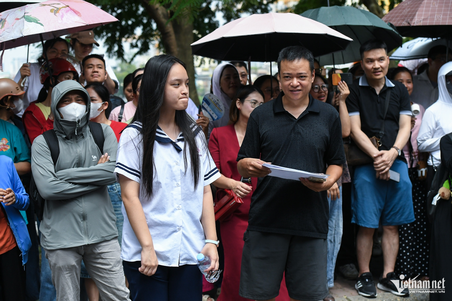 Con học thêm 2 lớp Toán, phụ huynh vẫn đứng ngồi không yên ngoài điểm thi - 1