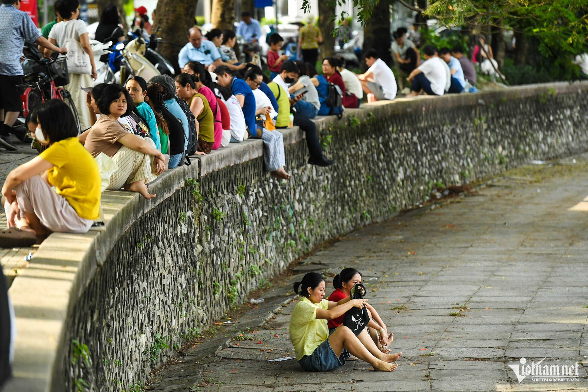 Con học thêm 2 lớp Toán, phụ huynh vẫn đứng ngồi không yên ngoài điểm thi - 4