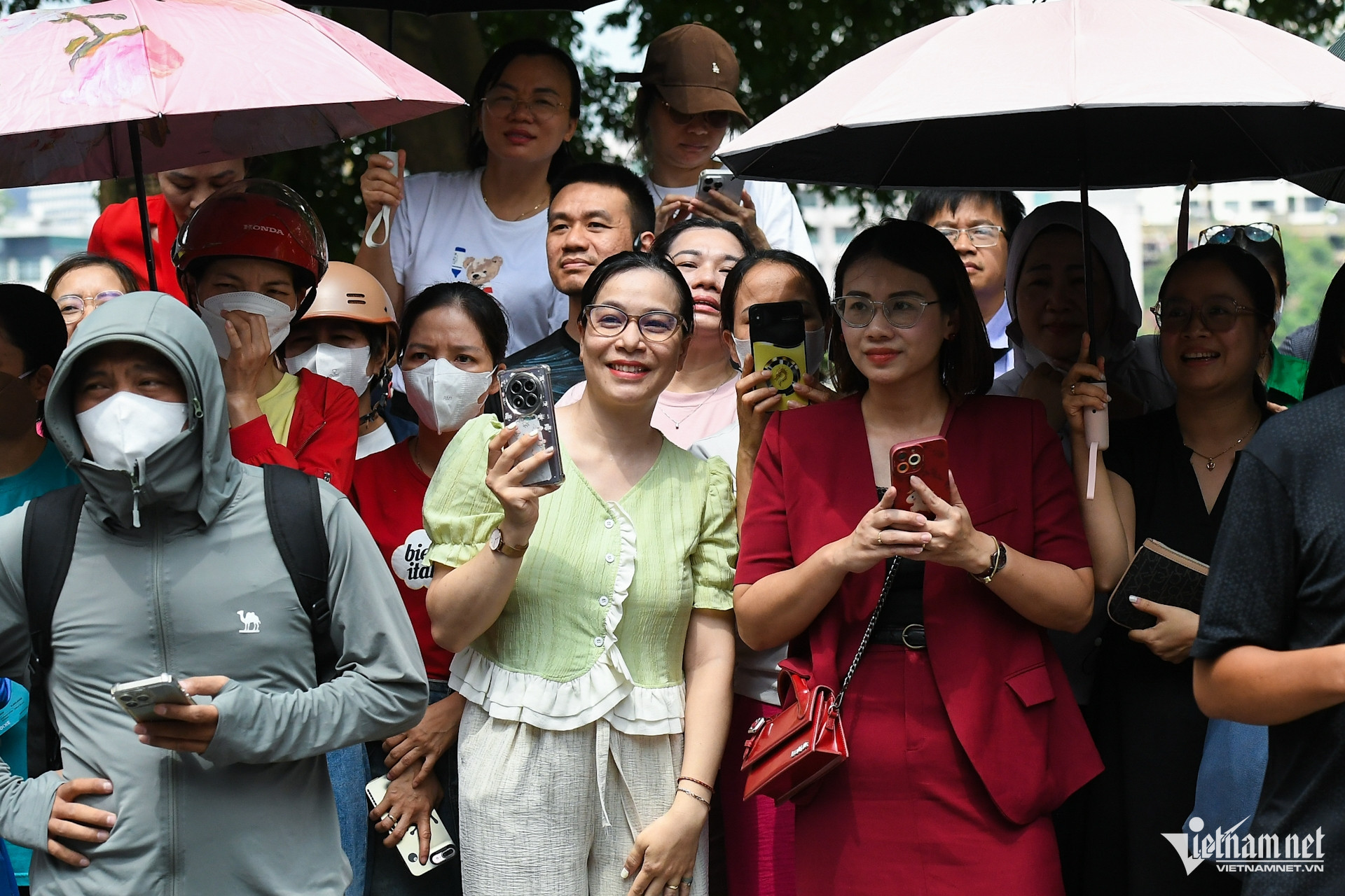 Con học thêm 2 lớp Toán, phụ huynh vẫn đứng ngồi không yên ngoài điểm thi - 7