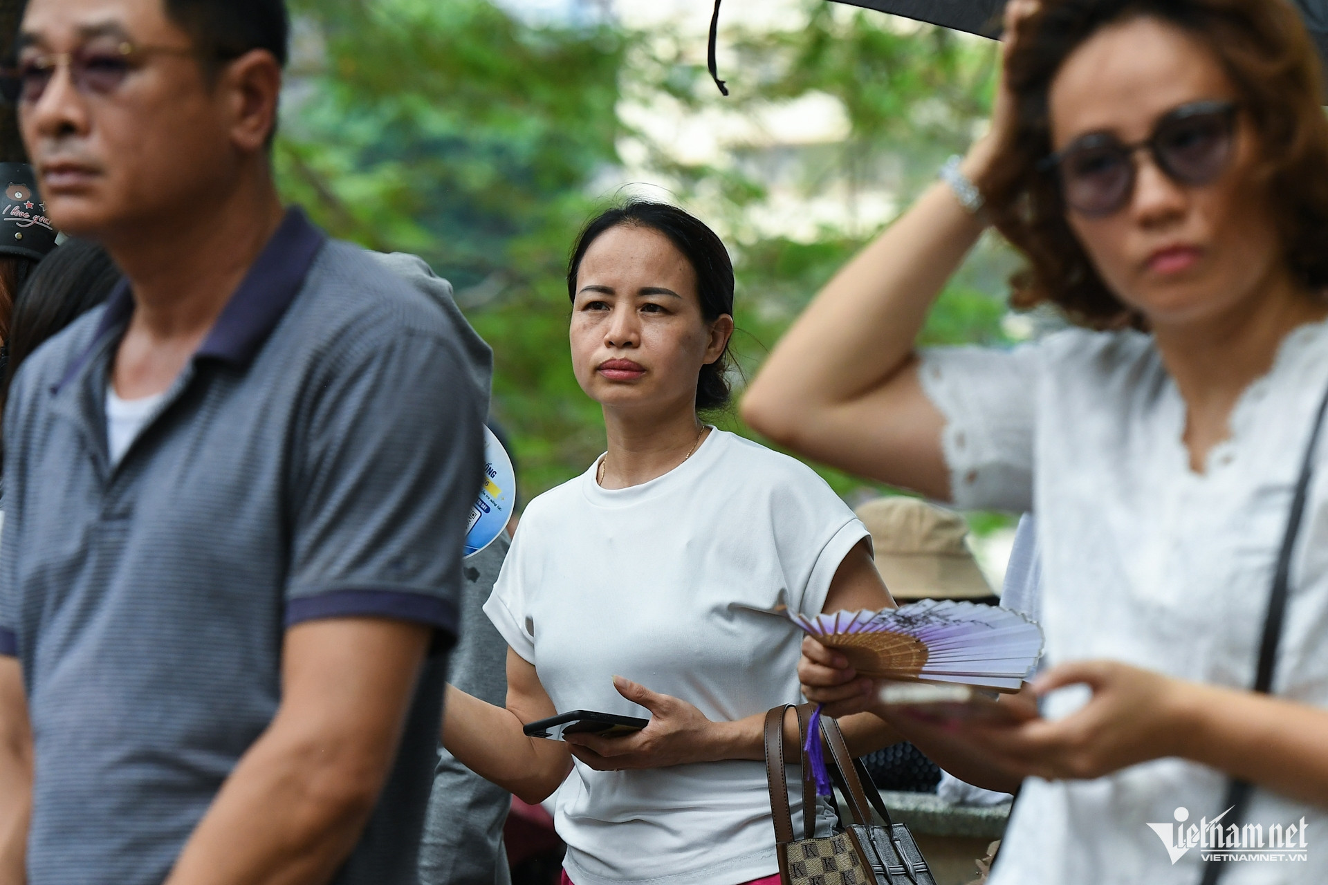 Con học thêm 2 lớp Toán, phụ huynh vẫn đứng ngồi không yên ngoài điểm thi - 5
