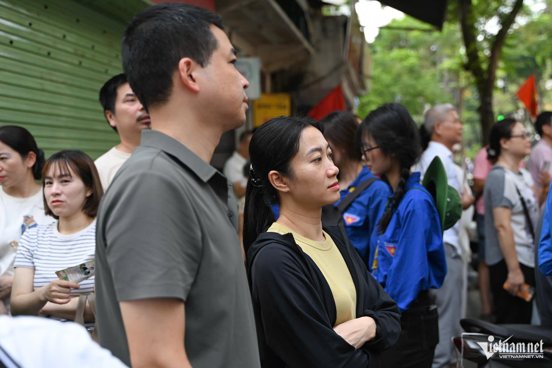Con học thêm 2 lớp Toán, phụ huynh vẫn đứng ngồi không yên ngoài điểm thi - 10