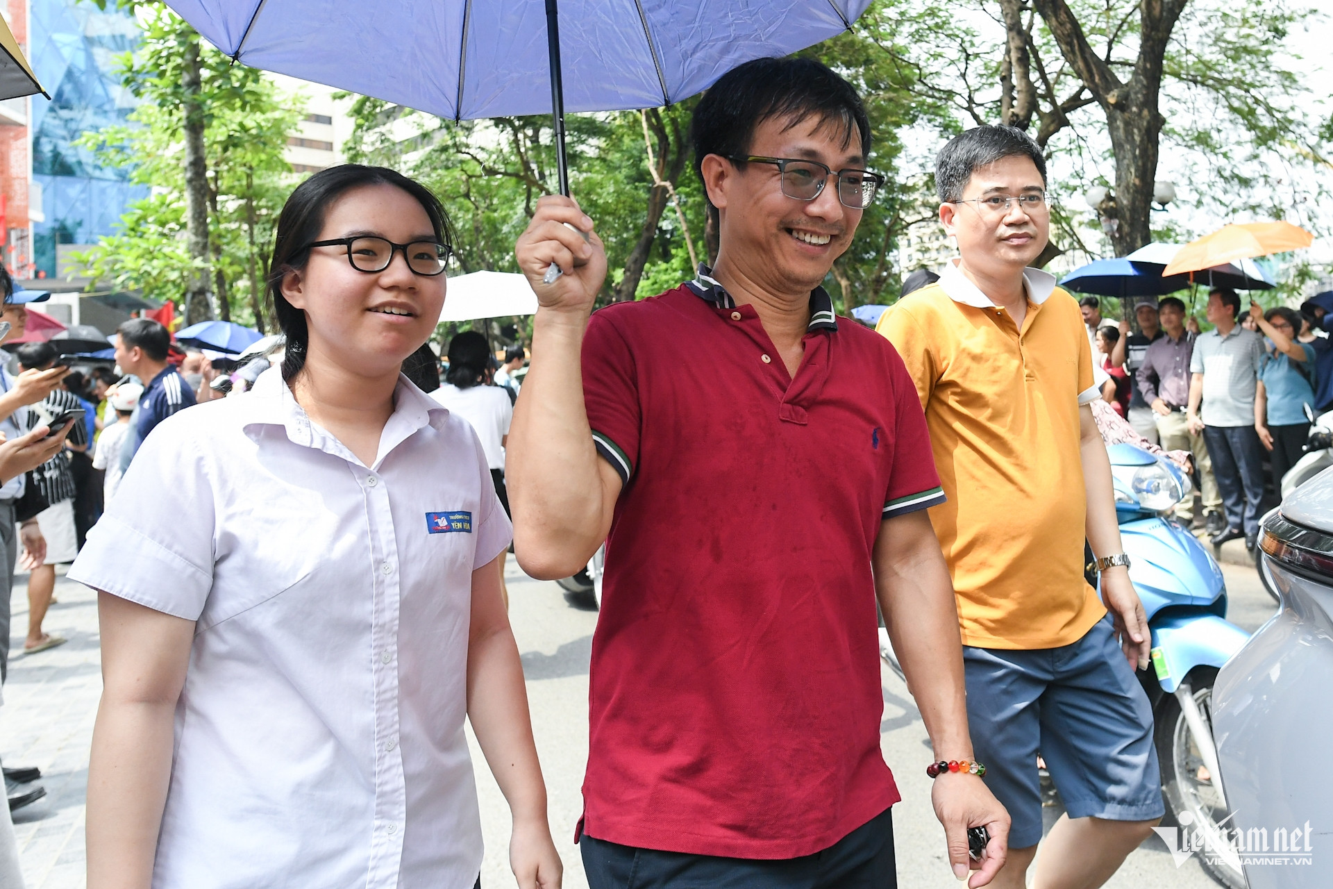 Con học thêm 2 lớp Toán, phụ huynh vẫn đứng ngồi không yên ngoài điểm thi - 8