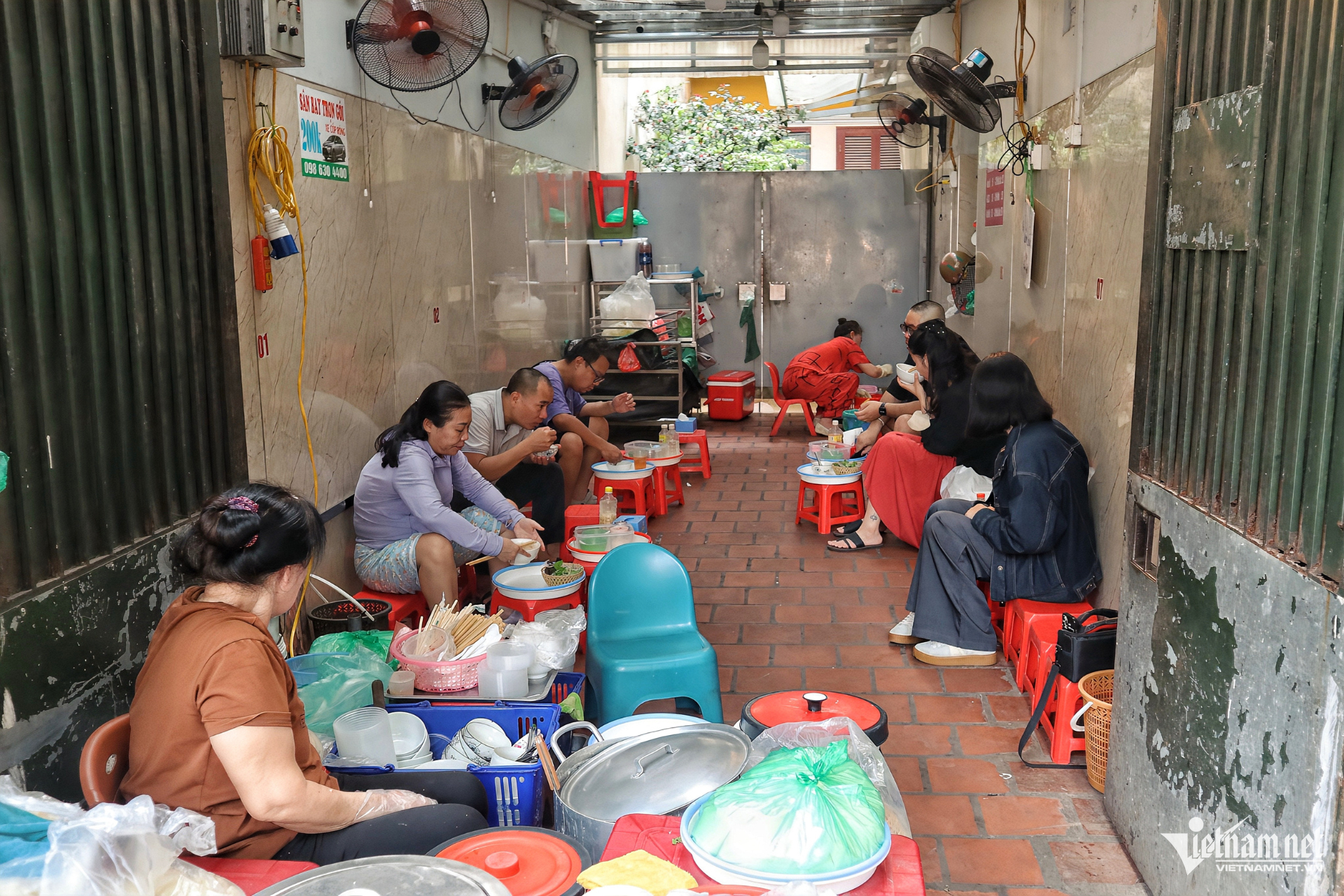 Nếu bánh đúc nóng là món ăn hút khách mùa đông thì bánh đúc nộm lại là món bán chạy khi sang hè