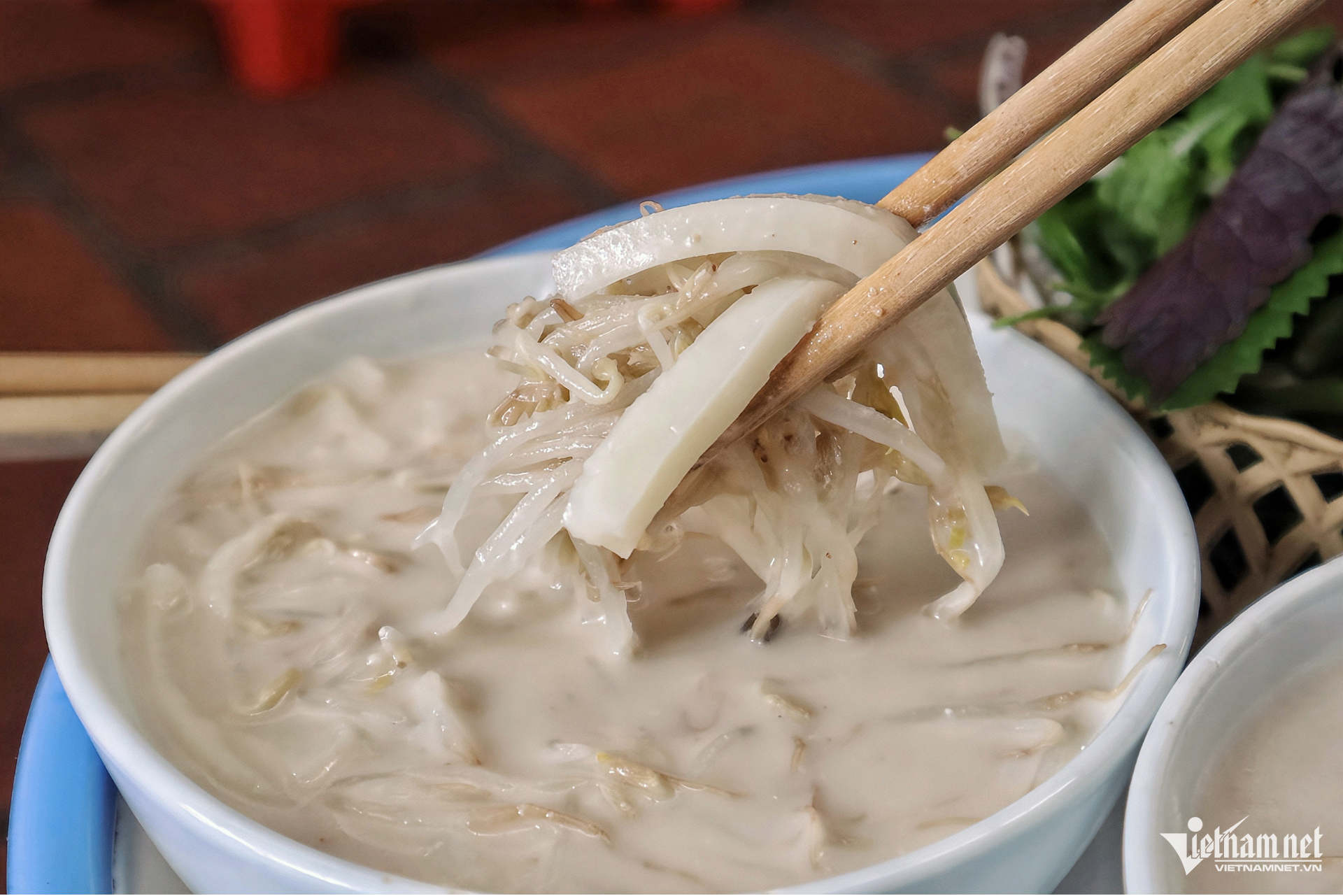Món amp;#34;nửa nộm, nửa bánh đúcamp;#34; giá 25.000 đồng, khách ưa thích trong ngày hè Hà Nội - 4