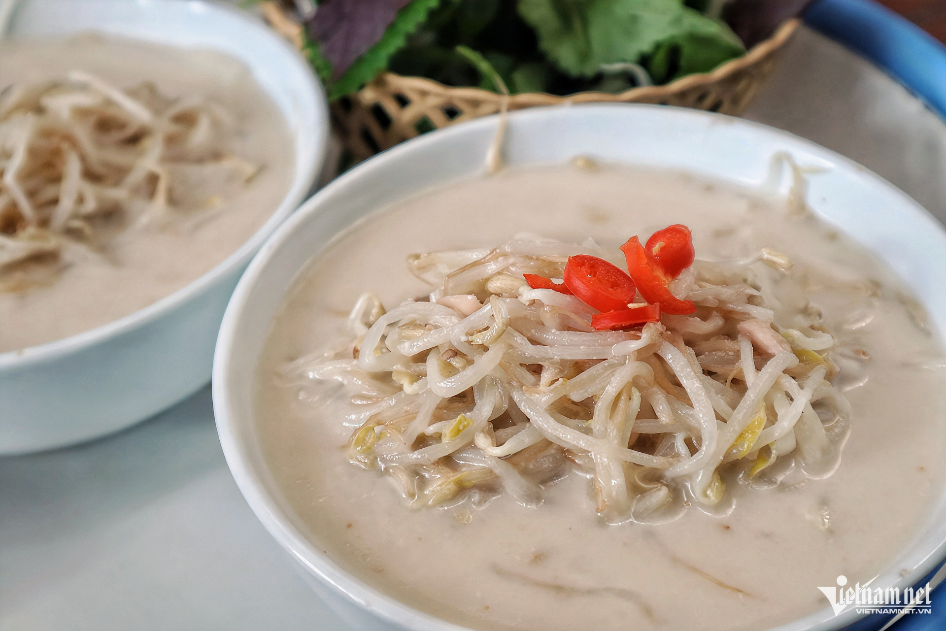 Từng sợi bánh đúc quyện trong nước canh lạc mát lạnh và giá chần tạo nên hương vị mộc mạc, chinh phục vị giác của cả những người sành ăn