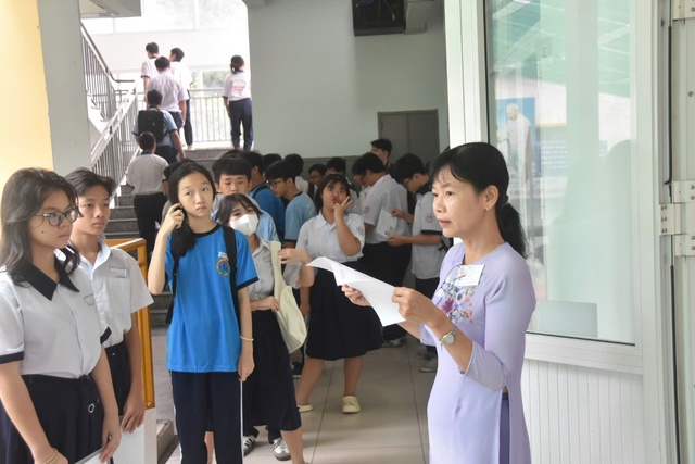 490 HS tập trung thi vào lớp 10 tại điểm Trường THCS Phú Thọ (phường Phú Thọ, TP HCM)