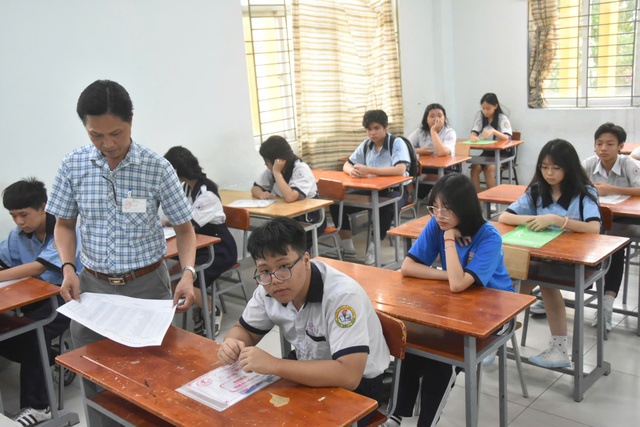 Hình ảnh thí sinh TPHCM hồi hộp làm thủ tục dự thi lớp 10: Kỳ thi quy mô lớn chưa từng có - 3