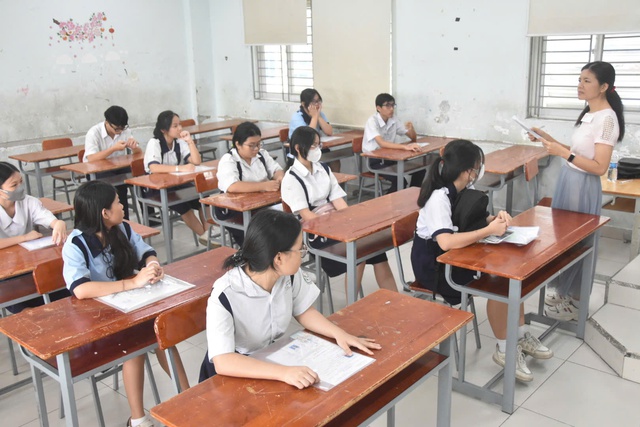 Hình ảnh thí sinh TPHCM hồi hộp làm thủ tục dự thi lớp 10: Kỳ thi quy mô lớn chưa từng có - 4