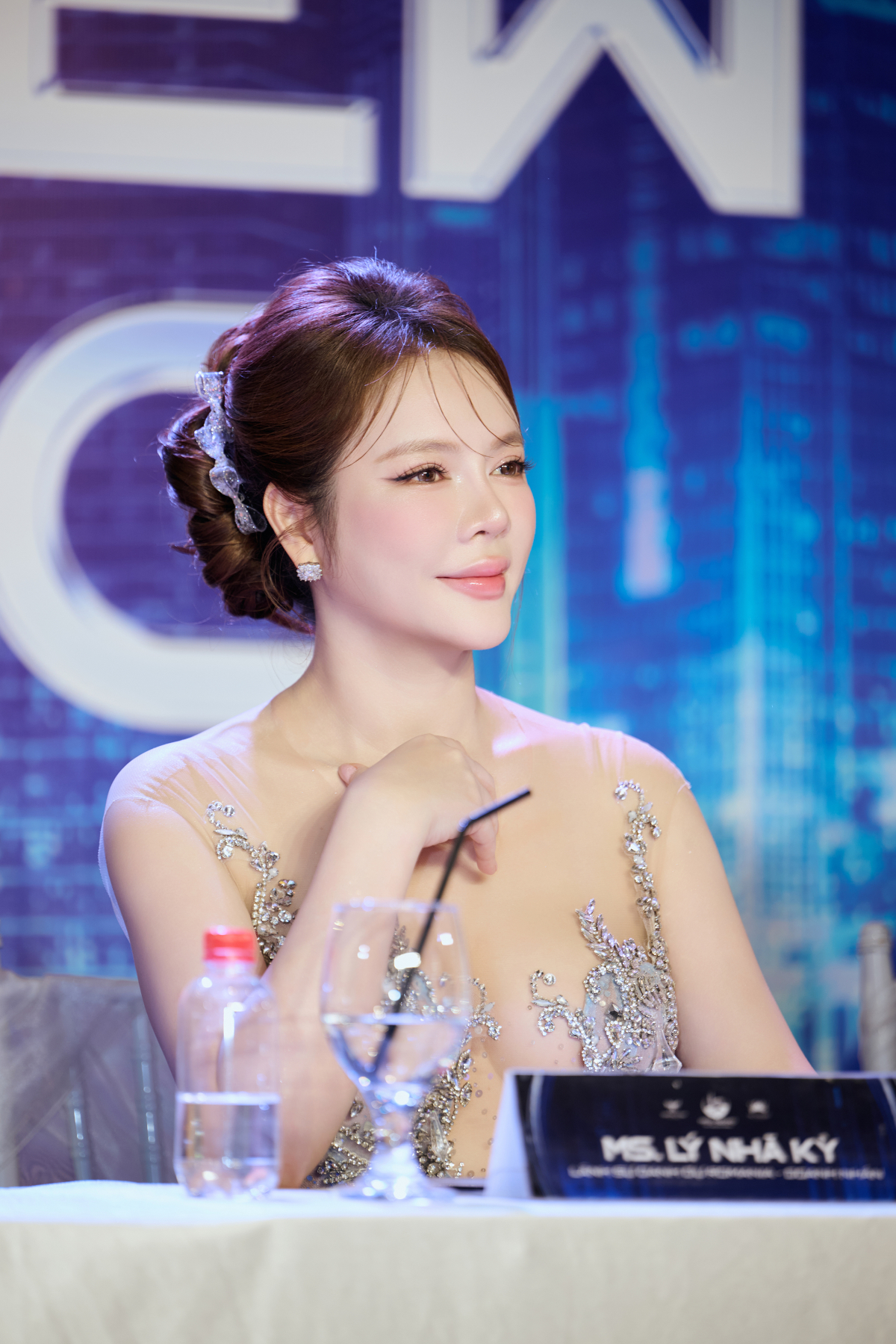 Nữ doanh nhân kỳ vọng các ứng viên mạnh dạn thể hiện màu sắc riêng thay vì cố gắng trở thành bản sao của bất kỳ ai. Tôi mong nhìn thấy hình ảnh một người phụ nữ hiện đại với đầy đủ nội tại, nhan sắc, tư duy, bản lĩnh và cá tính, Lý Nhã Kỳ nói.