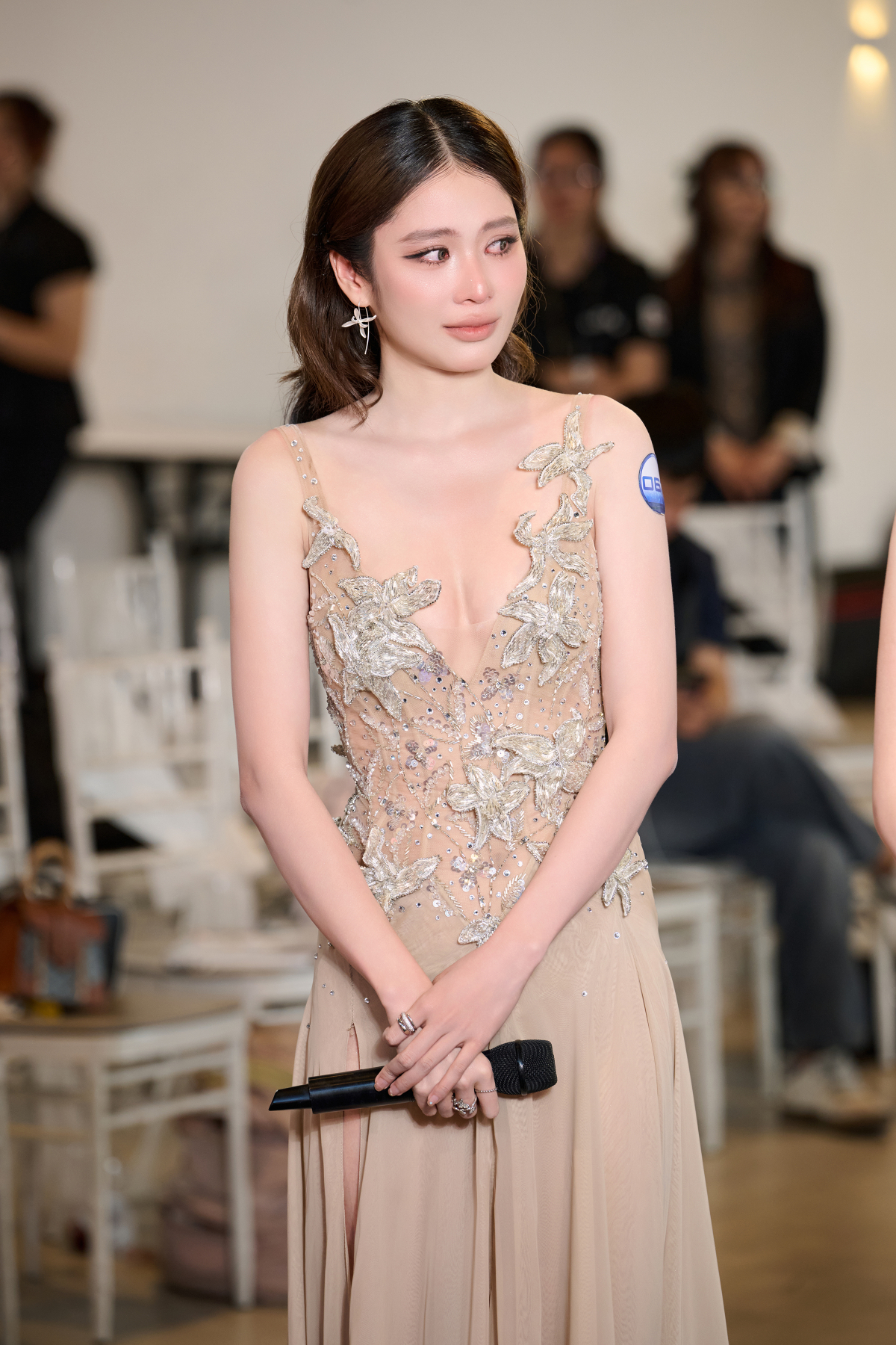 Khi thấy Nam Em bày tỏ mong muốn trao cơ hội cho chị gái, Nam Anh không kìm được nước mắt. Cả hai rưng rưng và ôm nhau xúc động.