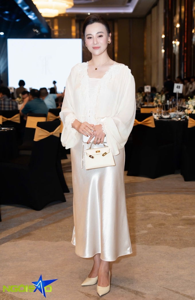 Phương Oanh đeo vòng cổ và hoa tai của Van Cleef amp; Arpels, nhẫn Tiffany, Cartier khi dự hôn lễ Việt Hoa tối 30/5. Ảnh: Tùng Đinh