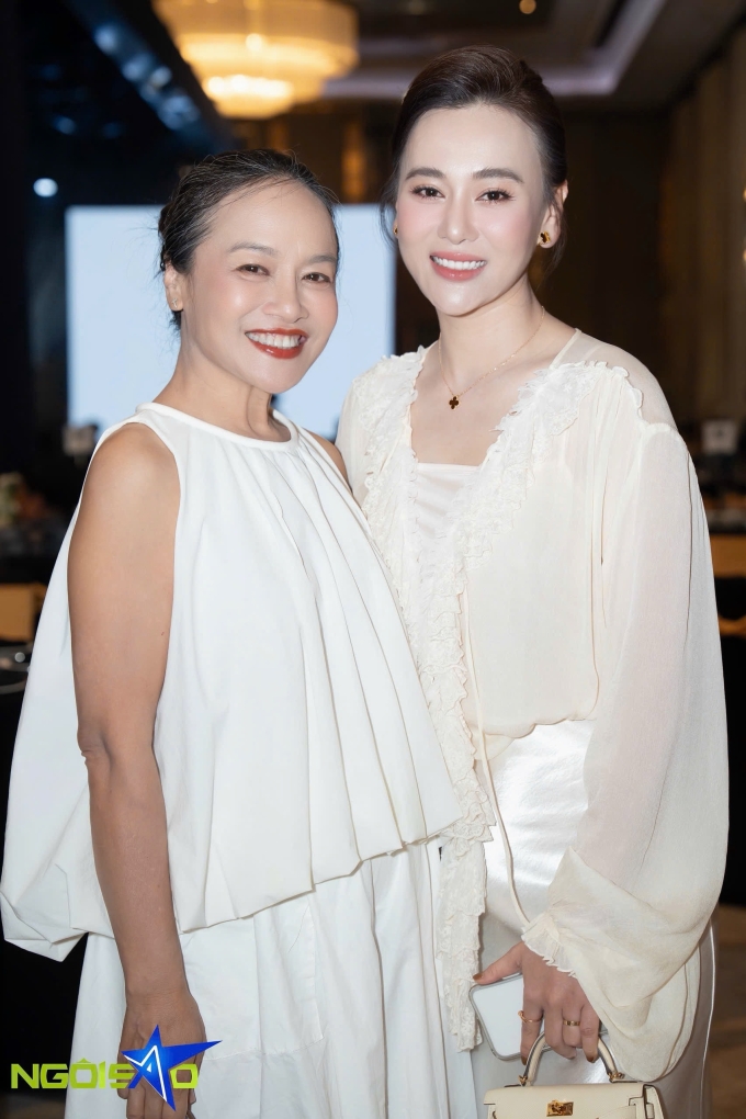 Phương Oanh hội ngộ nghệ sĩ Tú Oanh - đóng vai mẹ của cô trong Hương vị tình thân. Ảnh: Tùng Đinh