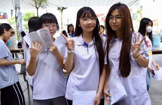 Sáng nay, thí sinh bắt đầu làm bài thi các môn chuyên đăng ký (Ngữ văn, Toán hoặc Ngoại ngữ) với thời gian làm bài 150 phút.
