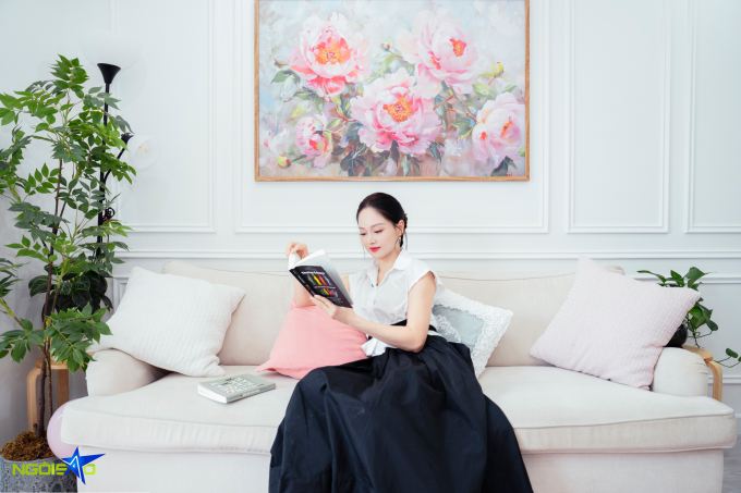 Căn hộ của Lan Phương thuộc một khu chung cư cao cấp cách Hồ Tây (Hà Nội) vài trăm mét. Nữ diễn viên cho biết mua cơ ngơi này cách đây ba năm, cải tạo thành tổ ấm xinh xắn sau thời gian dài thuê nhà và liên tục thay đổi nơi cư trú.