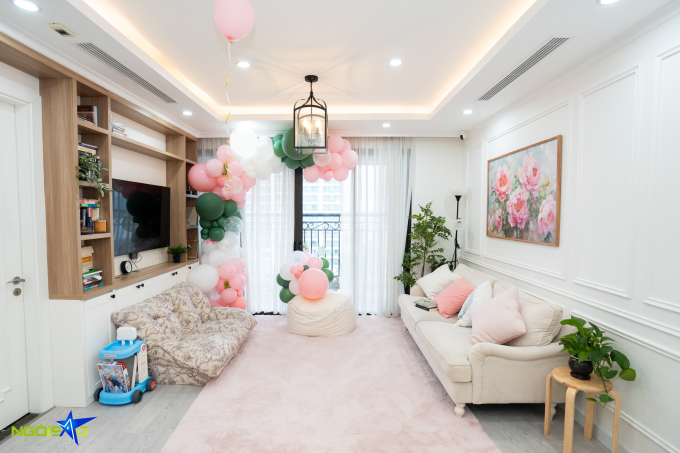 Căn hộ của Lan Phương có ba phòng ngủ, được thiết kế nội thất tông màu trắng - kem chủ đạo. Theo nữ diễn viên, cô hoàn thành việc cải tạo, sửa chữa hệ thống điều hòa và một số hạng mục khác ngay sau khi kết thúc phiên tòa phúc thẩm vụ ly hôn với chồng cũ người Anh.