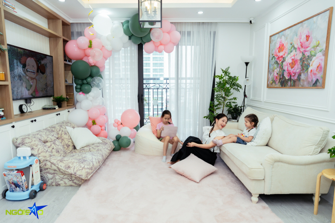 Nữ diễn viên Gia đình mình vui bất thình lình cho biết trải qua thời gian quay cuồng khi vừa sửa nhà vừa chuẩn bị các thủ tục tố tụng, chứng cứ cho phiên tòa phúc thẩm. Dù áp lực chồng chất, cô không còn phương án nào khác vì hệ thống điều hòa gặp trục trặc đúng lúc mùa hè sắp đến. Cô muốn các con luôn thoải mái và hạnh phúc khi về nhà.