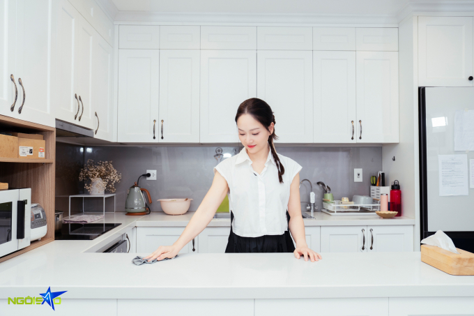 Nữ diễn viên cho biết dọn dẹp, sắp xếp nhà cửa giúp cô giảm stress. Cô có thói quen cất giữ các vật dụng không cần thiết và thi thoảng thay đổi cách bài trí nội thất cho tổ ấm để tạo cảm giác mới mẻ.