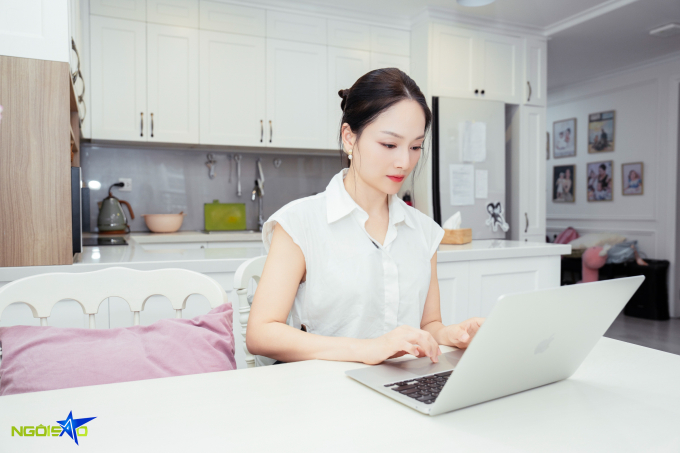 Những lúc không đóng phim, bàn ăn là góc yêu thích của diễn viên khi vừa có thể làm việc online vừa quan sát các con chơi ở phòng khách. Cô hiện làm cùng lúc nhiều việc như điều hành công ty riêng, quản lý quán cafe kid, đóng phim và làm quảng cáo. 