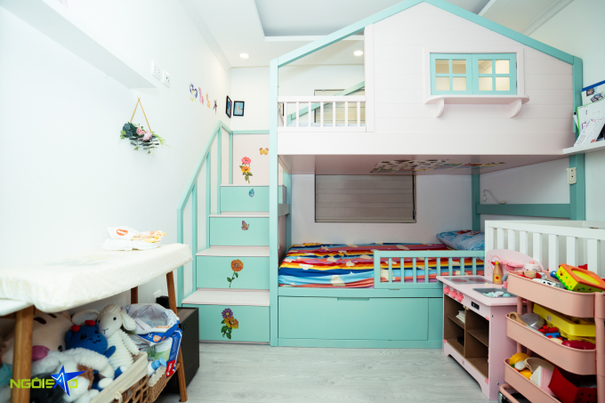 Phòng của hai con gái Lan Phương được thiết kế giường tầng với tông màu vui tươi, dễ thương theo sở thích của các bé.