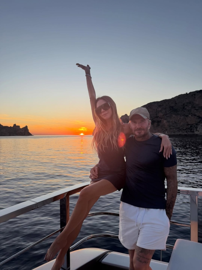 Vợ chồng Becks - Vic trên du thuyền 16 triệu bảng. Ảnh: Instagram
