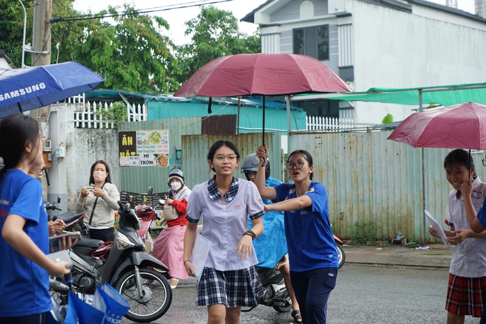 Mưa bất chợt, học sinh vẫn đội mưa tiếp sức thí sinh - 4