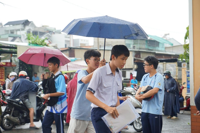 Mưa bất chợt, học sinh vẫn đội mưa tiếp sức thí sinh - 3