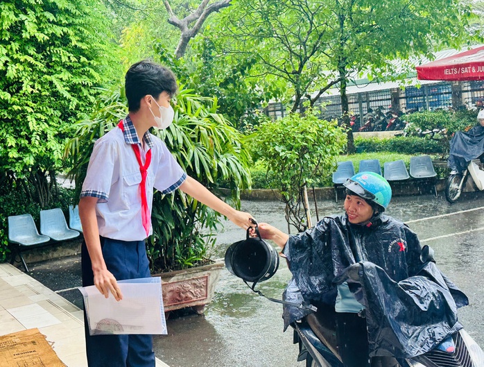 Mưa bất chợt, học sinh vẫn đội mưa tiếp sức thí sinh - 6