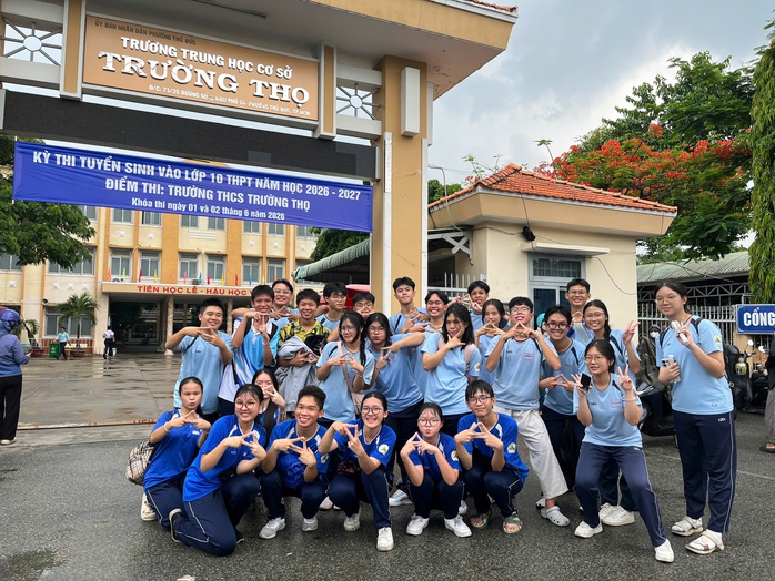 Các bạn học sinh Trường THPT Nguyễn Hữu Huân tham gia chiến dịch Hoa Phượng Đỏ, tiếp sức và cổ vũ tinh thần cho các thí sinh tại điểm thi Trường THCS Trường Thọ trong kỳ thi tuyển sinh lớp 10.