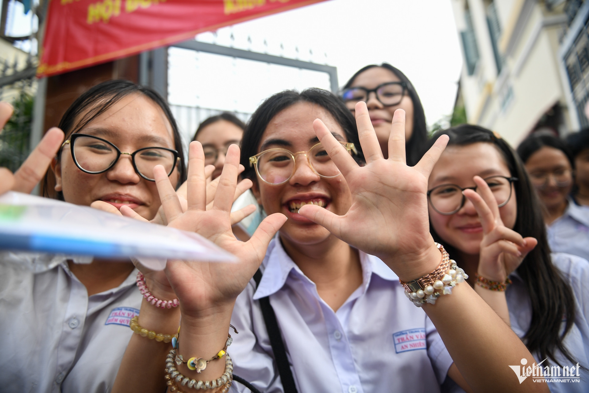 Bước ra khỏi điểm thi, em An Nhiên cùng nhóm bạn hào hứng hô vang 10 điểm.
