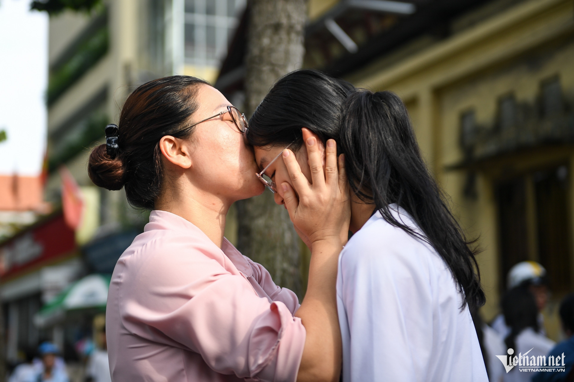 Nhã Vy cho biết đề thi khá dễ nhưng một số câu dễ gây nhầm lẫn nếu không đọc kỹ từ đầu và cuối. “Đề không khó nhưng em vẫn rà soát rất kỹ để tránh mất điểm đáng tiếc”, Uyên nói và cho biết nhiều bạn trong phòng cũng hoàn thành bài thi khá sớm.