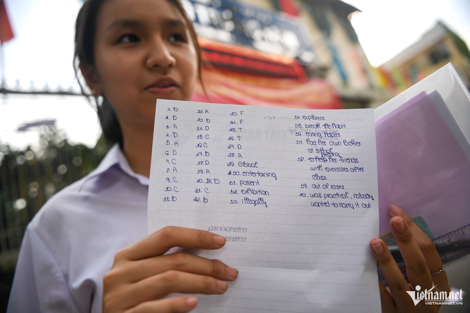 Minh Uyên, học sinh trường THCS Trần Văn Ơn, cho biết em làm xong 40 câu hỏi môn Tiếng Anh chỉ trong khoảng 15 phút đầu tiên. Với quãng thời gian còn lại, nữ sinh dành để rà soát lại toàn bộ bài làm nhiều lần. Uyên tự tin có thể đạt trên 9 điểm.