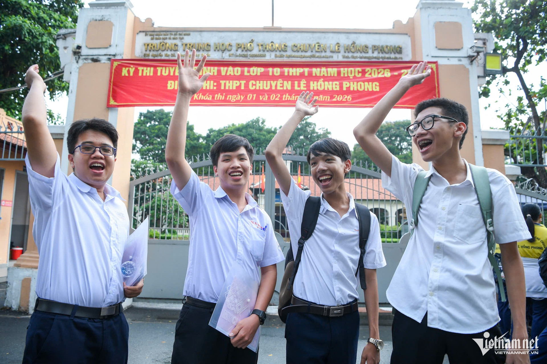 Nhóm bạn Nguyễn Bùi Gia Huy, THCS Phước Thái tự tin làm được bài thi Tiếng Anh trên 80% số điểm tại điểm thi THPT Chuyên Lê Hồng Phong.