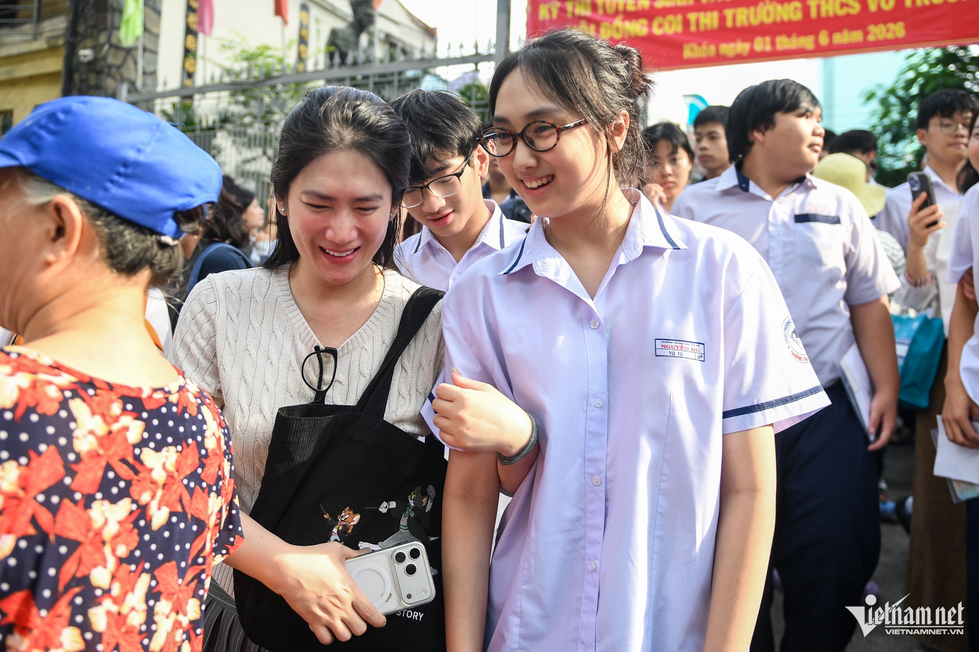 Hoàn thành thi Tiếng Anh trong 15-30 phút, thí sinh TPHCM tự tin đợi điểm 9-10 - 10