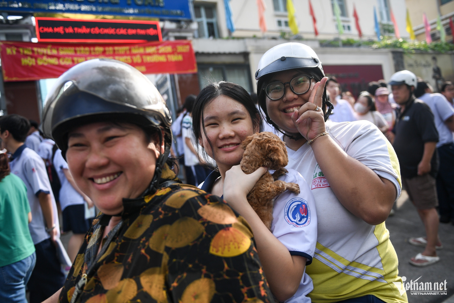 Nghe con báo làm bài tốt, nhiều phụ huynh vui vẻ ra về sau ngày thi đầu tiên được đánh giá khá “dễ thở”. Các gia đình kỳ vọng thí sinh sẽ tiếp tục giữ phong độ trong môn Toán sáng mai và đạt kết quả cao.